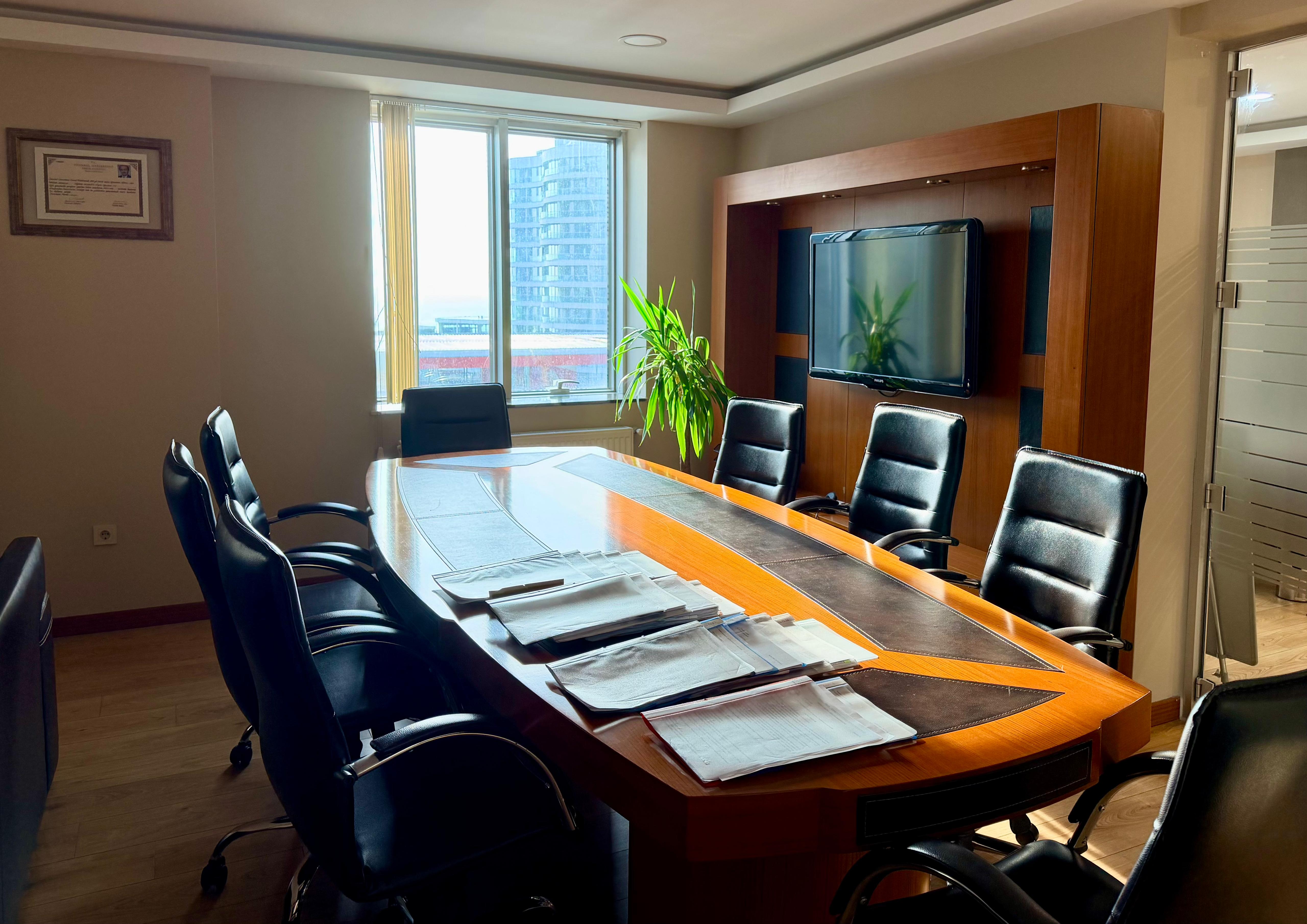 SET Hukuk Bürosu İstanbul Kartal'daki modern ofis iç mekanı ve toplantı odası - Kurumsal hukuk danışmanlığı